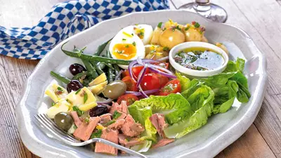 Salată de ton cu crutoane