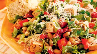 Salată cu fasole şi carne de porc