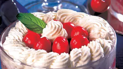 Cremă cu frişcă şi cireşe