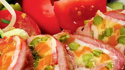 Rulouri de vită cu bacon şi roşii