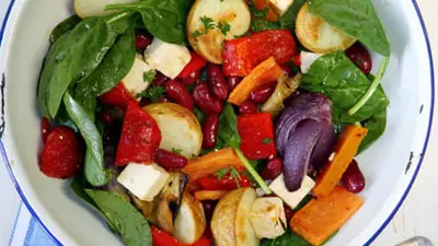 Salată de crudităţi cu cartofi copţi