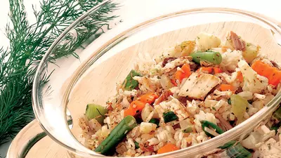 Salată de orez cu legume şi pui