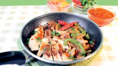 Piept de pui cu legume şi sos picant