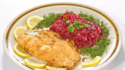 File de şalău cu salată de sfeclă roşie