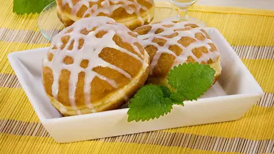 Gogoşi umplute cu cremă de vanilie