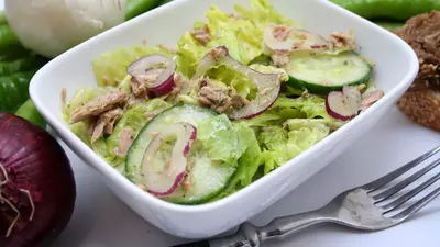 Salată de ton cu ceapă