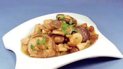 Salată de ciuperci marinate