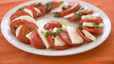 Salată de roşii cu brânză “Capresse”