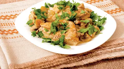 Pui cu sos de vin şi pătrunjel verde