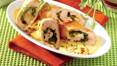 Rulouri de pui cu verdeaţă şi sos béchamel