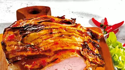 Piept de curcan în crustă picantă