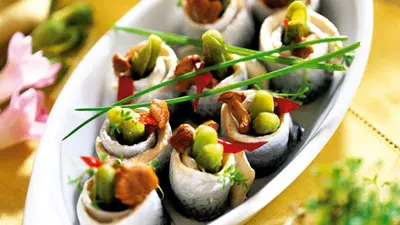 Rulouri de hering marinat