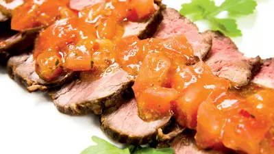 Viţel cu sos de ardei şi roşii