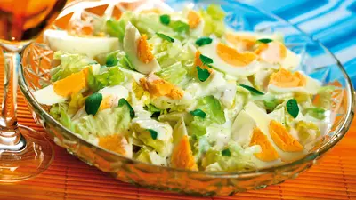 Salată verde cu sos şi ouă
