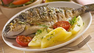 Crap la tavă în sos de vin