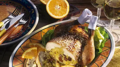 Pui umplut cu stafide şi ornat cu portocale