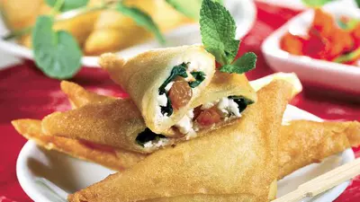 Trigoane cu brânză şi spanac