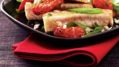 Crap cu salată de roșii coapte și usturoi