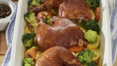 Pulpe de pui pe pat de legume