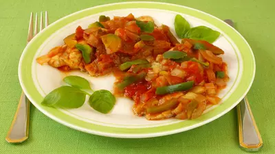 Pui în sos cu legume