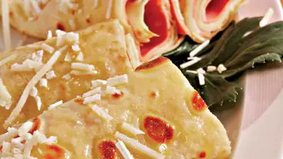 Clătite aperitiv cu brânză şi şuncă