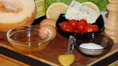 Salată lollo cu pepene galben şi gorgonzola