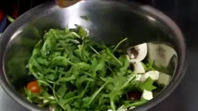SALATA CU RUCOLA SI CIUPERCI