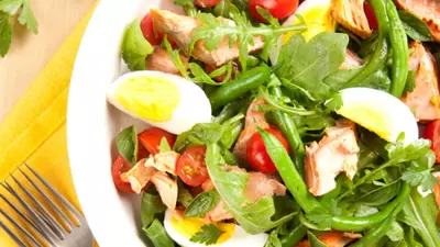 Salată de peşte cu fasole şi cocos