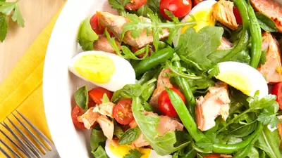 Salată de peşte cu fasole şi cocos