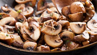 Reţete: Ciuperci cu ceapă roşie şi pătrunjel