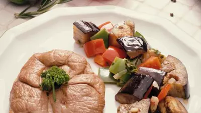 Piept de curcan cu sos de nuci