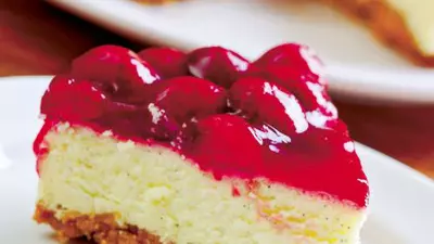 Tartă cu brânză şi sos de fructe