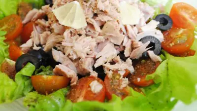 Salată de ton cu roșii și ceapă