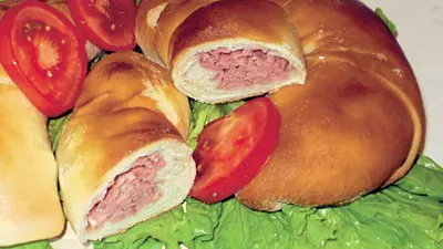 Cornuri cu şuncă şi caşcaval