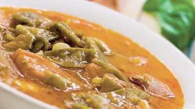 Mâncare de fasole pastai cu tacâmuri de pui