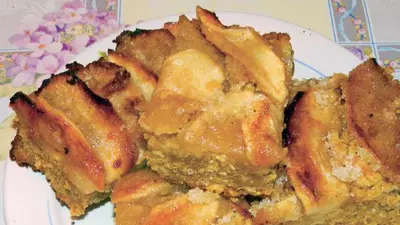 Prăjitură cu mere şi biscuiţi