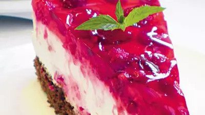 Prăjitură cu zmeură şi cremă de urdă