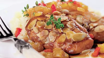 Pui cu sos dulce şi migdale