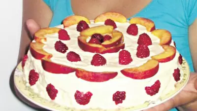 Tort diplomat cu nectarine şi zmeură