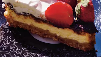 Cheesecake cu căpşuni şi ciocolată