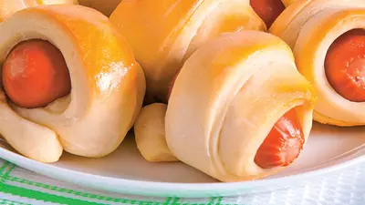 Mini rulouri cu cârnaţi