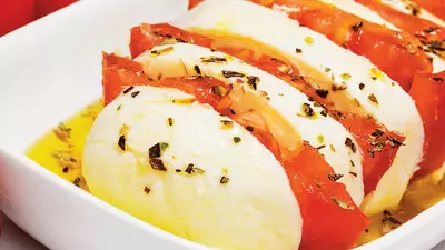 Mozzarella şi roşii la cuptor