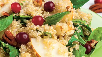 Salată cu fructe şi quinoa