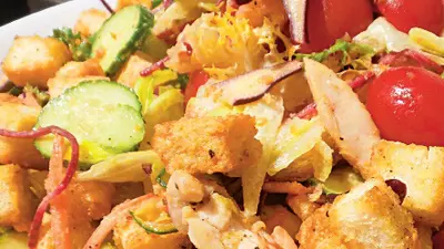 Salată de pui cu crutoane și sos de muștar