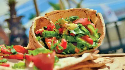 Salată de vară în lipie de shaorma