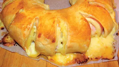 Coroniţă cu brânză şi şuncă