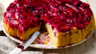 Prăjitură răsturnată cu prune a la Jamie Oliver