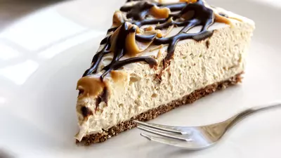 Cheesecake cu caramel şi ganache