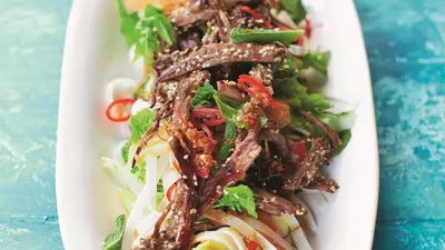 Salată vioaie și crocantă cu miel și tăieței