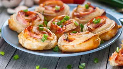 Rulouri din aluat cu șuncă și cașcaval